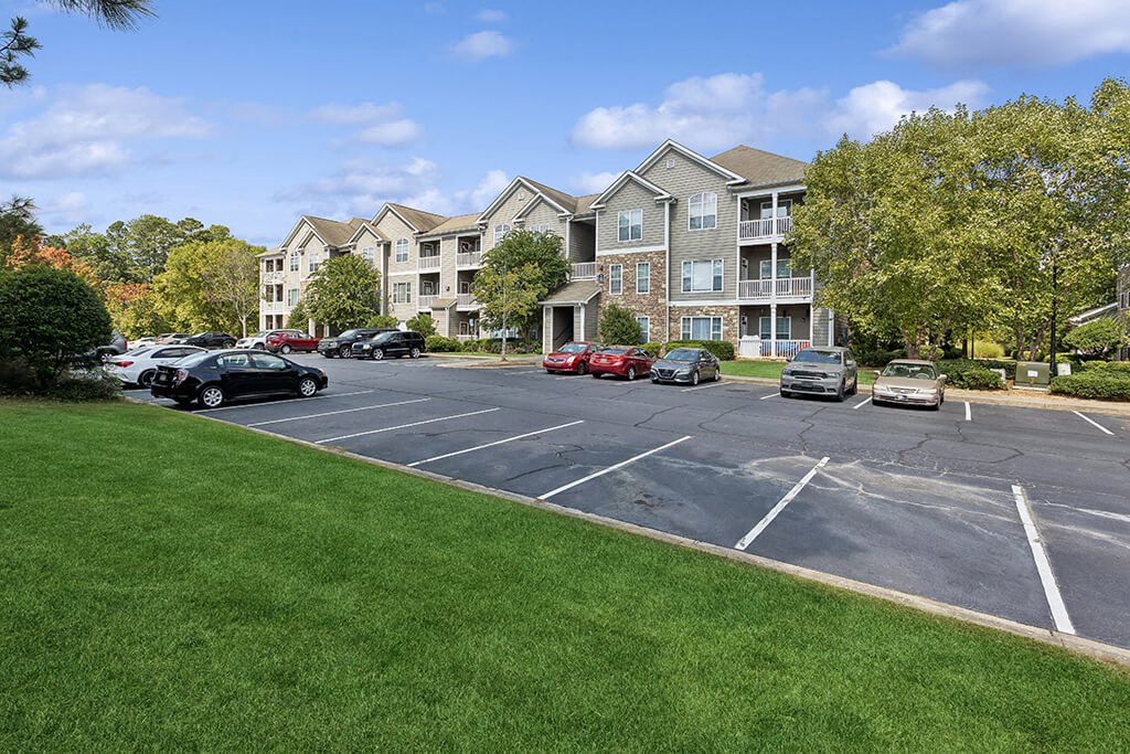 Building exterior at Lakeside Vista Apartments in Kennesaw GA